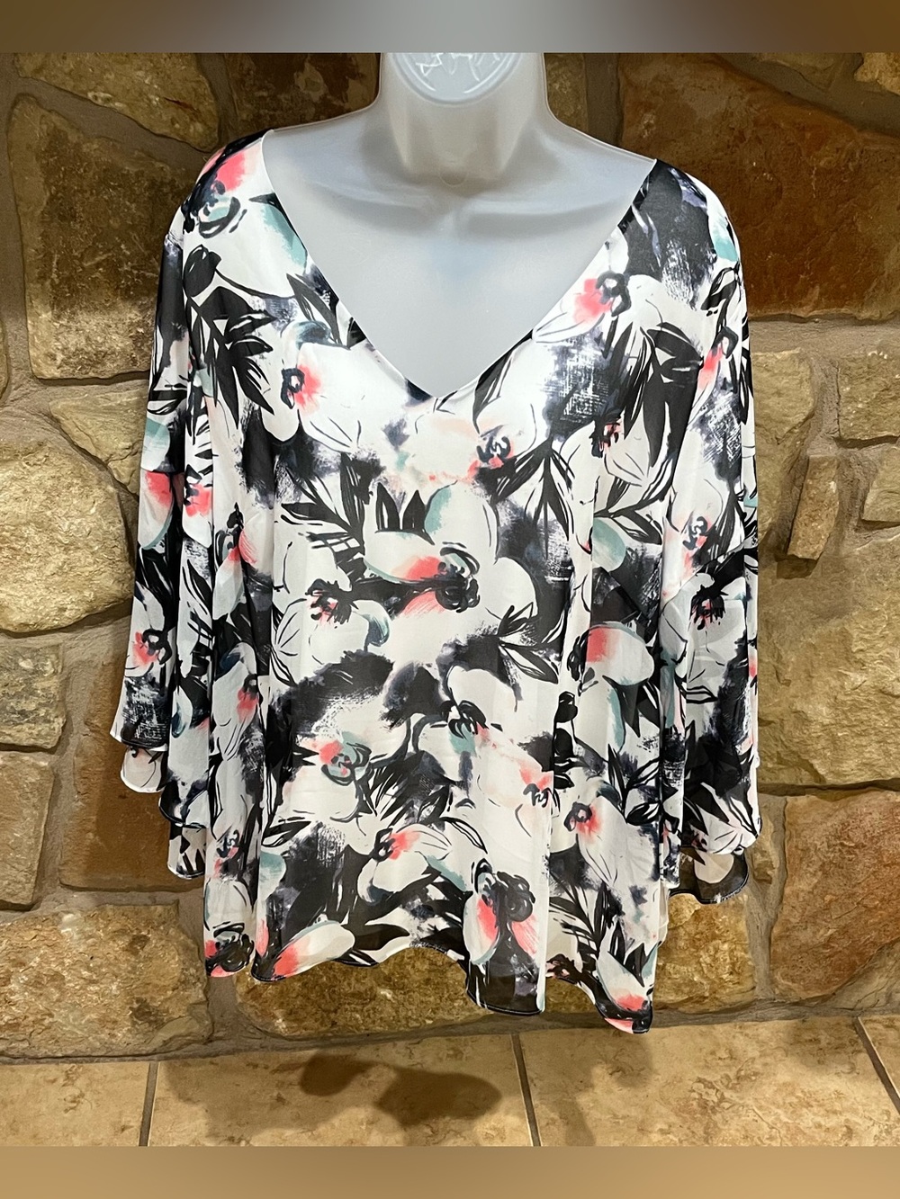 Lovely Flowy Lane Bryant Blouse Plus 18/20 2X Gray White Floral Lined V-Neck